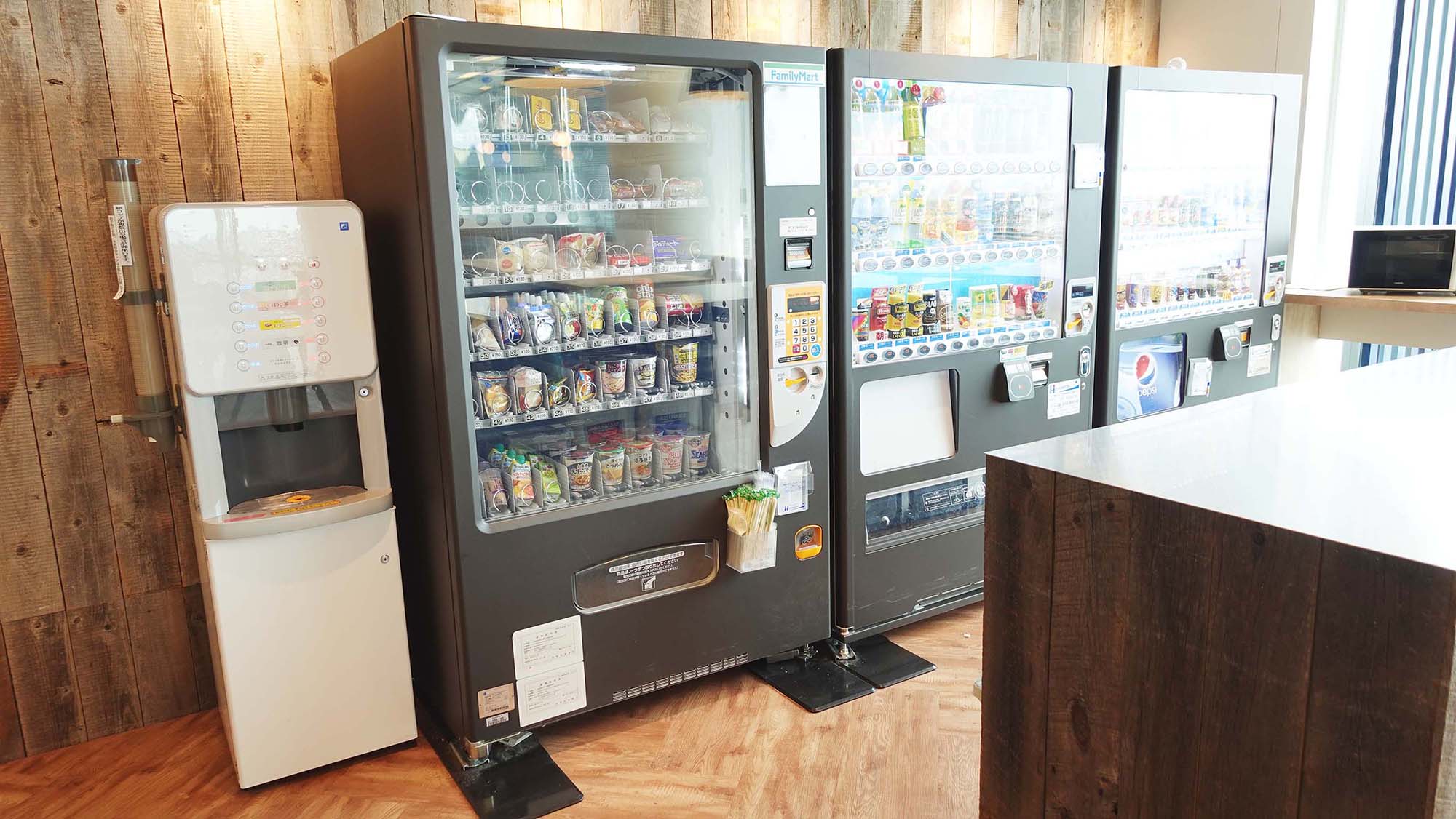リフレッシュルームには飲料水と軽食用の自動販売機も設置されています